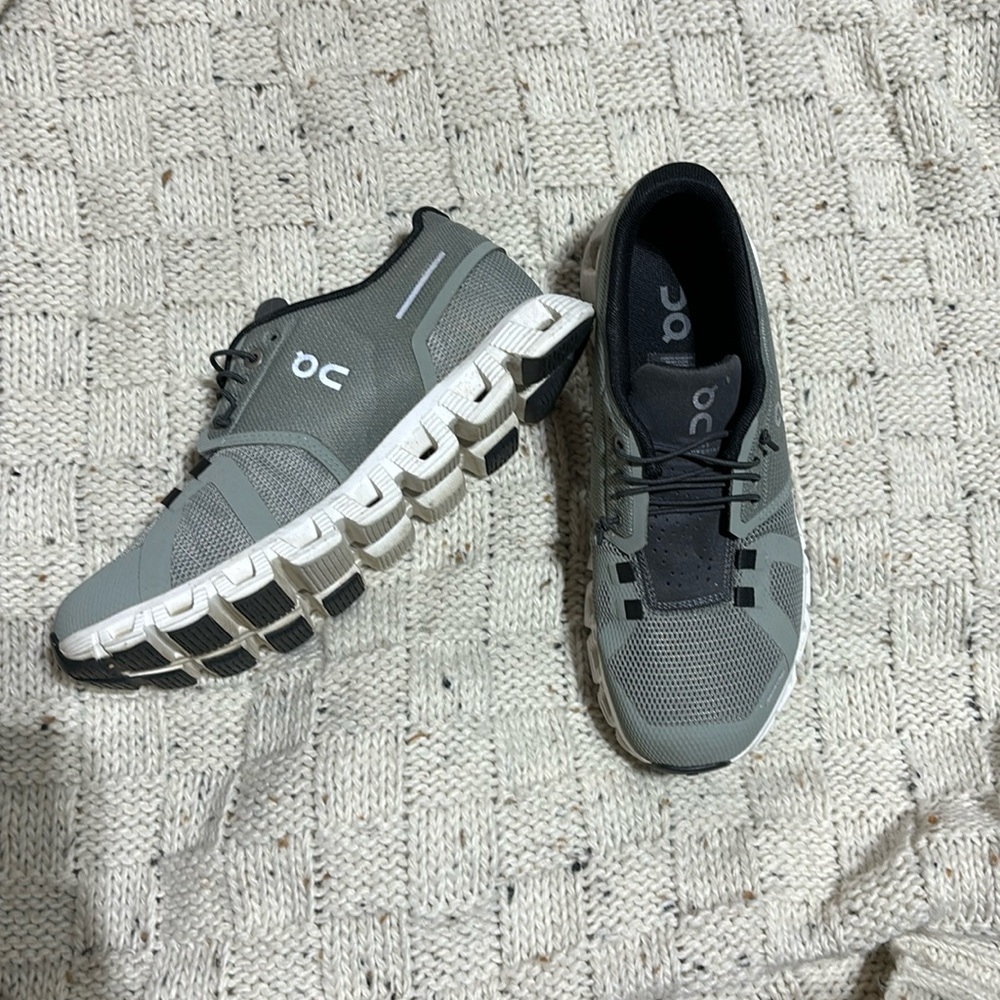 On Cloud/ On Running shoes